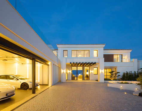 Villa for sale in Monte Halcones, Benahavis