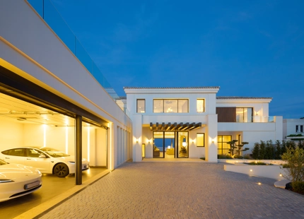 EXCEPTIONAL VILLA IN BENAHAVÍS WITH INCREDIBLE AMENITIES AND BREATHTAKING VIEWS