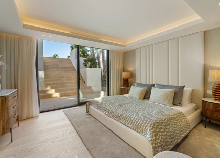 OUTSTANDING 6-BEDROOM VILLA IN NUEVA ANDALUCIA