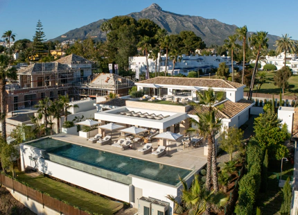 OUTSTANDING 6-BEDROOM VILLA IN NUEVA ANDALUCIA