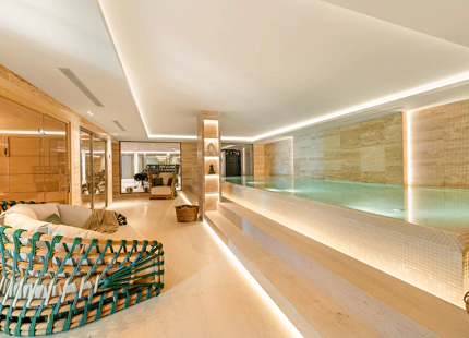 OUTSTANDING 6-BEDROOM VILLA IN NUEVA ANDALUCIA