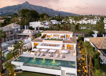 OUTSTANDING 6-BEDROOM VILLA IN NUEVA ANDALUCIA