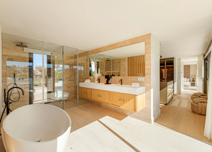 OUTSTANDING 6-BEDROOM VILLA IN NUEVA ANDALUCIA