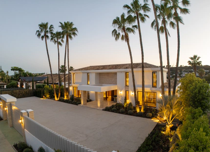 OUTSTANDING 6-BEDROOM VILLA IN NUEVA ANDALUCIA