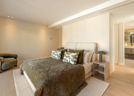 OUTSTANDING 6-BEDROOM VILLA IN NUEVA ANDALUCIA
