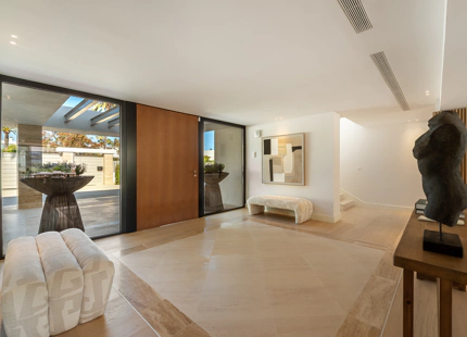 OUTSTANDING 6-BEDROOM VILLA IN NUEVA ANDALUCIA