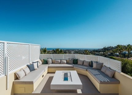 EXQUISITE THREE-BEDROOM TOWNHOUSE IN BENAHAVÍS WITH PANORAMIC VIEWS