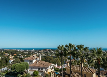 EXQUISITE THREE-BEDROOM TOWNHOUSE IN BENAHAVÍS WITH PANORAMIC VIEWS