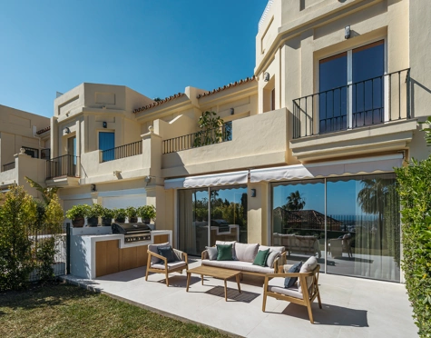 EXQUISITE THREE-BEDROOM TOWNHOUSE IN BENAHAVÍS WITH PANORAMIC VIEWS