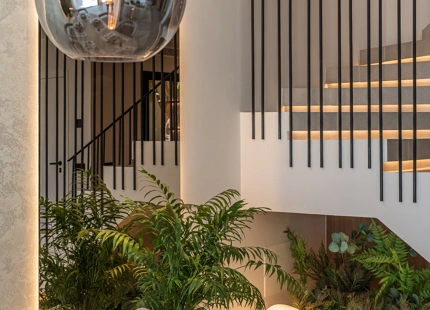 EXQUISITE THREE-BEDROOM TOWNHOUSE IN BENAHAVÍS WITH PANORAMIC VIEWS