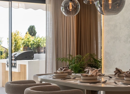 EXQUISITE THREE-BEDROOM TOWNHOUSE IN BENAHAVÍS WITH PANORAMIC VIEWS