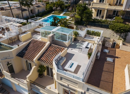 EXQUISITE THREE-BEDROOM TOWNHOUSE IN BENAHAVÍS WITH PANORAMIC VIEWS