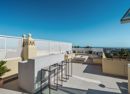 EXQUISITE THREE-BEDROOM TOWNHOUSE IN BENAHAVÍS WITH PANORAMIC VIEWS