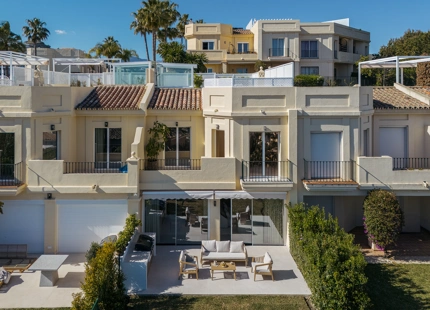 EXQUISITE THREE-BEDROOM TOWNHOUSE IN BENAHAVÍS WITH PANORAMIC VIEWS