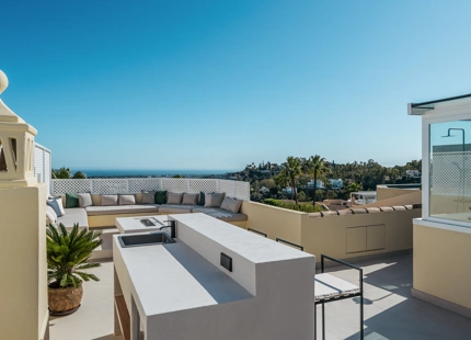 EXQUISITE THREE-BEDROOM TOWNHOUSE IN BENAHAVÍS WITH PANORAMIC VIEWS