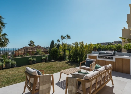 EXQUISITE THREE-BEDROOM TOWNHOUSE IN BENAHAVÍS WITH PANORAMIC VIEWS