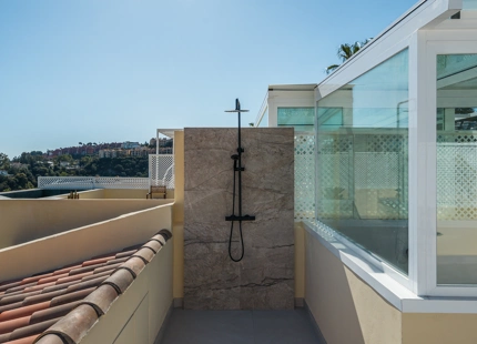 EXQUISITE THREE-BEDROOM TOWNHOUSE IN BENAHAVÍS WITH PANORAMIC VIEWS
