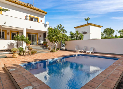 CHARMING FAMILY TOWNHOUSE IN SAN PEDRO DE ALCANTARA