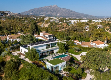 EXTRAORDINARY VILLA WITH A HUGE PLOT IN BENAHAVIS