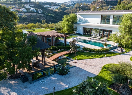 EXTRAORDINARY VILLA WITH A HUGE PLOT IN BENAHAVIS
