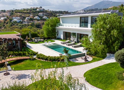 EXTRAORDINARY VILLA WITH A HUGE PLOT IN BENAHAVIS