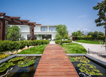 EXTRAORDINARY VILLA WITH A HUGE PLOT IN BENAHAVIS