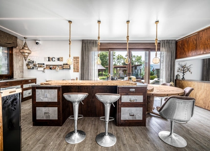 EXTRAORDINARY VILLA WITH A HUGE PLOT IN BENAHAVIS