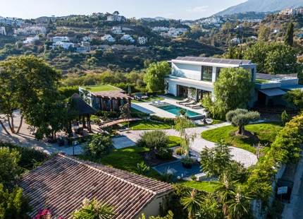 EXTRAORDINARY VILLA WITH A HUGE PLOT IN BENAHAVIS