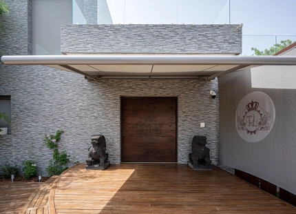 EXTRAORDINARY VILLA WITH A HUGE PLOT IN BENAHAVIS