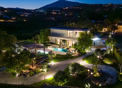 EXTRAORDINARY VILLA WITH A HUGE PLOT IN BENAHAVIS