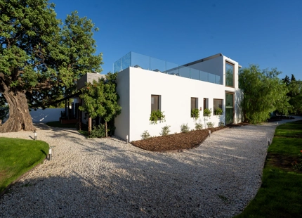 EXTRAORDINARY VILLA WITH A HUGE PLOT IN BENAHAVIS