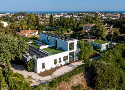 EXTRAORDINARY VILLA WITH A HUGE PLOT IN BENAHAVIS