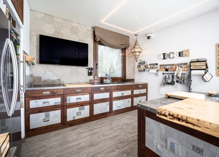 EXTRAORDINARY VILLA WITH A HUGE PLOT IN BENAHAVIS