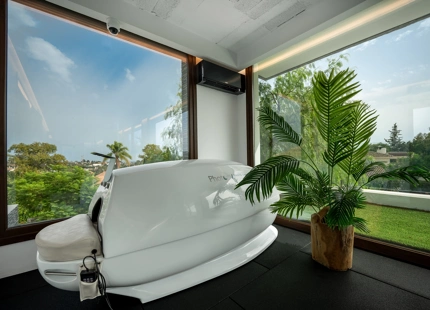 EXTRAORDINARY VILLA WITH A HUGE PLOT IN BENAHAVIS