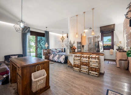 EXTRAORDINARY VILLA WITH A HUGE PLOT IN BENAHAVIS