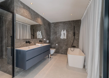 VILLA MODERNA CON AMPLIAS ÁREAS Y CARACTERÍSTICAS IMPRESIONANTES EN MARBELLA