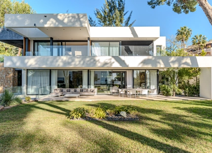 VILLA MODERNA CON AMPLIAS ÁREAS Y CARACTERÍSTICAS IMPRESIONANTES EN MARBELLA