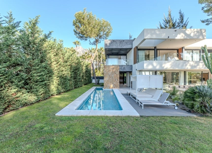 VILLA MODERNA CON AMPLIAS ÁREAS Y CARACTERÍSTICAS IMPRESIONANTES EN MARBELLA