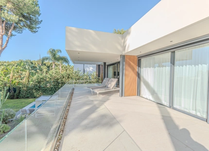 VILLA MODERNA CON AMPLIAS ÁREAS Y CARACTERÍSTICAS IMPRESIONANTES EN MARBELLA
