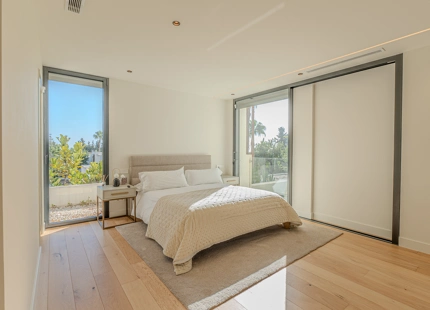 VILLA MODERNA CON AMPLIAS ÁREAS Y CARACTERÍSTICAS IMPRESIONANTES EN MARBELLA