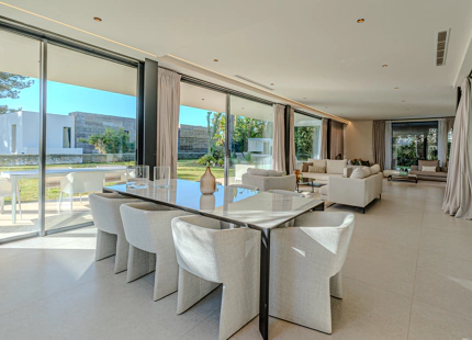 VILLA MODERNA CON AMPLIAS ÁREAS Y CARACTERÍSTICAS IMPRESIONANTES EN MARBELLA