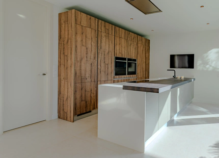 VILLA MODERNA CON AMPLIAS ÁREAS Y CARACTERÍSTICAS IMPRESIONANTES EN MARBELLA