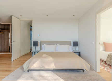 VILLA MODERNA CON AMPLIAS ÁREAS Y CARACTERÍSTICAS IMPRESIONANTES EN MARBELLA