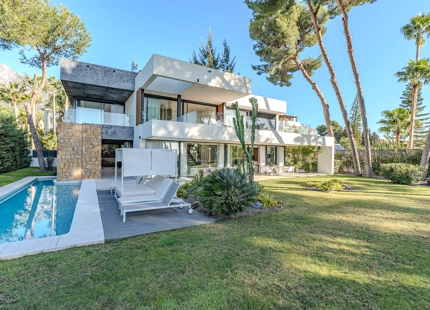 VILLA MODERNA CON AMPLIAS ÁREAS Y CARACTERÍSTICAS IMPRESIONANTES EN MARBELLA