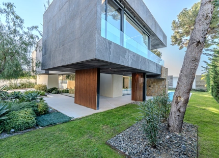 VILLA MODERNA CON AMPLIAS ÁREAS Y CARACTERÍSTICAS IMPRESIONANTES EN MARBELLA