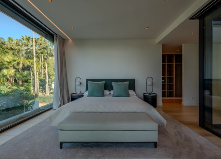 VILLA MODERNA CON AMPLIAS ÁREAS Y CARACTERÍSTICAS IMPRESIONANTES EN MARBELLA