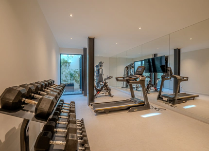 VILLA MODERNA CON AMPLIAS ÁREAS Y CARACTERÍSTICAS IMPRESIONANTES EN MARBELLA