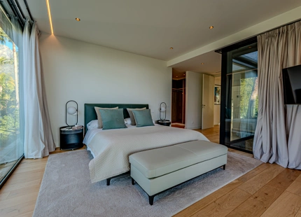 VILLA MODERNA CON AMPLIAS ÁREAS Y CARACTERÍSTICAS IMPRESIONANTES EN MARBELLA