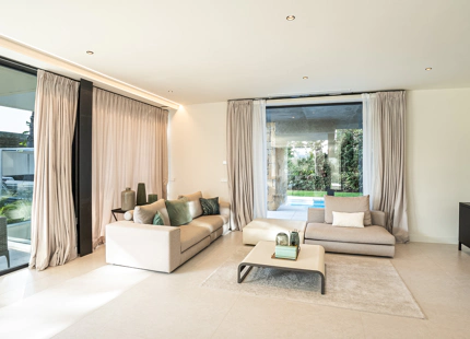 VILLA MODERNA CON AMPLIAS ÁREAS Y CARACTERÍSTICAS IMPRESIONANTES EN MARBELLA