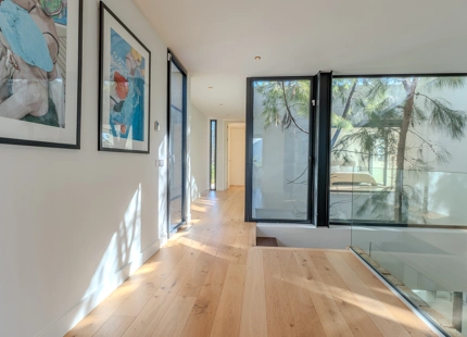 VILLA MODERNA CON AMPLIAS ÁREAS Y CARACTERÍSTICAS IMPRESIONANTES EN MARBELLA